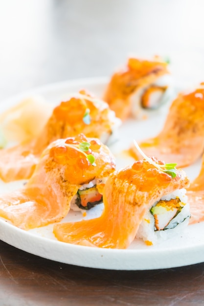 Rotolo di sushi di salmone alla griglia