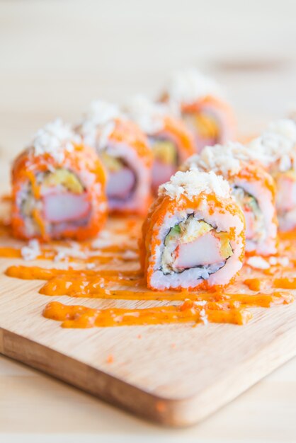 Rotolo di sushi di salmone
