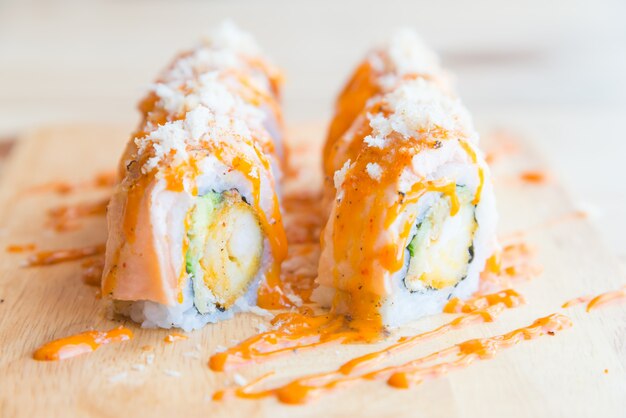 Rotolo di sushi di salmone