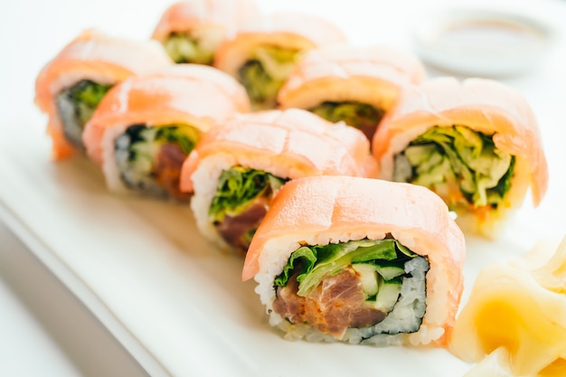 Rotolo di sushi fresco crudo con wasabi in piastra bianca