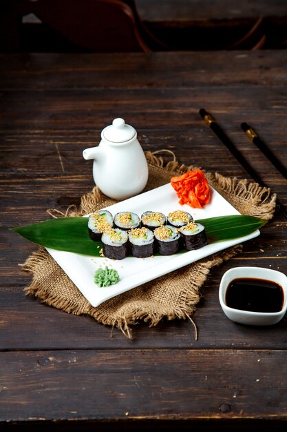 Rotolo di sushi set servito in congedo