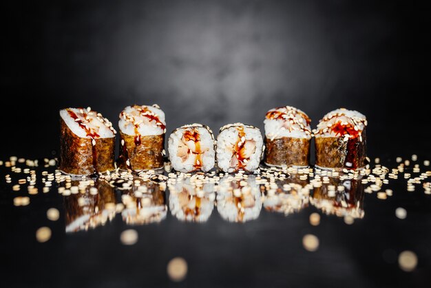 Rotolo di sushi Uguri di Nori, riso in salamoia, anguilla / persico Unagi, salsa Unagi