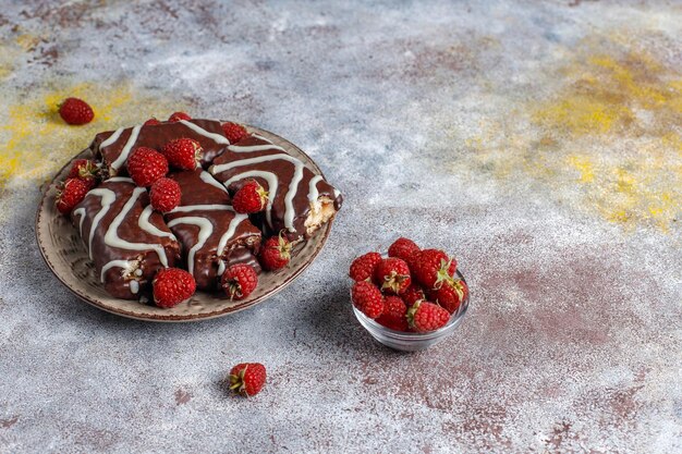 Rotolo di torta al cioccolato con marmellata di lamponi e crema al burro.