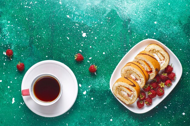 Rotolo di torta di lamponi con frutti di bosco freschi.