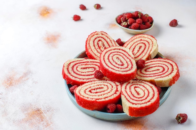 Rotolo di torta di lamponi delizioso fatto in casa.