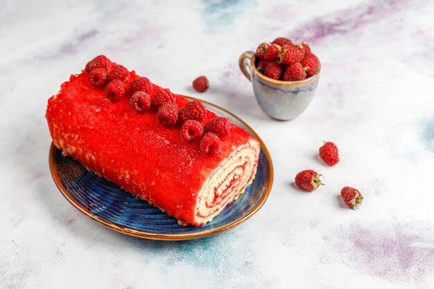 Rotolo di torta di lamponi delizioso fatto in casa.