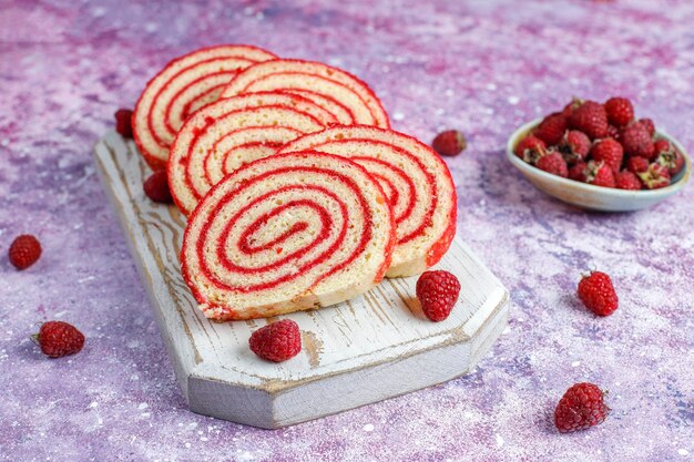 Rotolo di torta di lamponi delizioso fatto in casa.