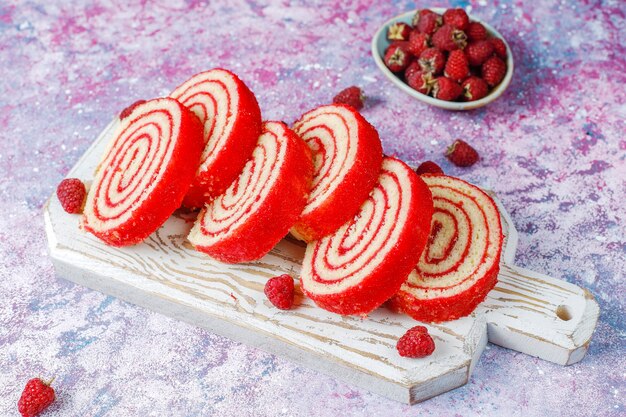 Rotolo di torta di lamponi delizioso fatto in casa.