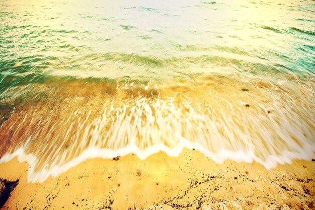 Rottura delle onde sulla riva della spiaggia