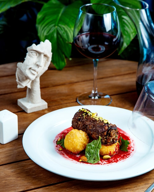 Roulet di carne fritta con polpette di patate e salsa