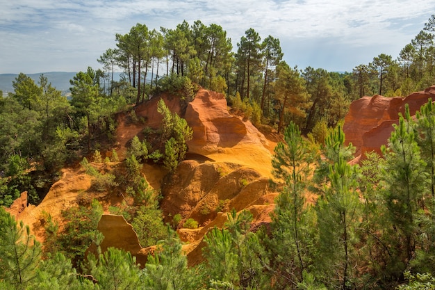 Roussillon Ochre Cave sotto la luce del sole e un cielo nuvoloso in Francia