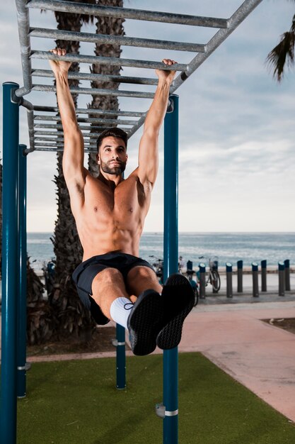 Routine di attività di allenamento uomo bello