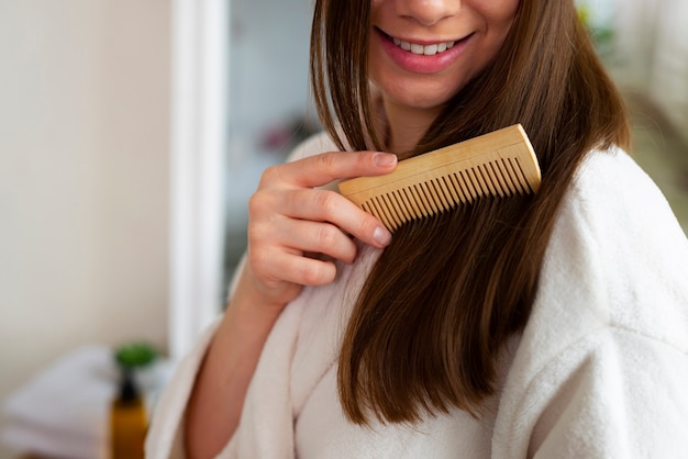 Routine notturna di colpi di capelli della donna di vista laterale