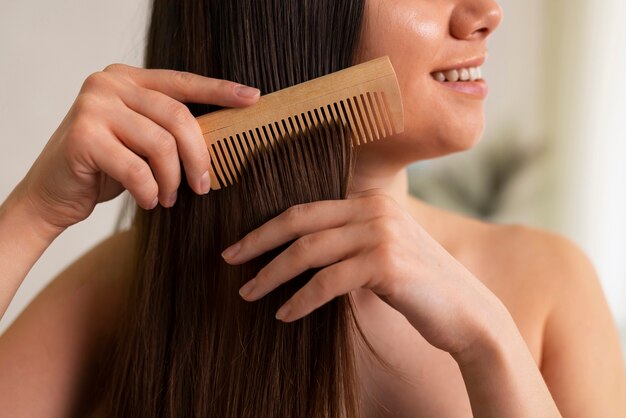 Routine notturna di colpi di capelli della donna di vista laterale