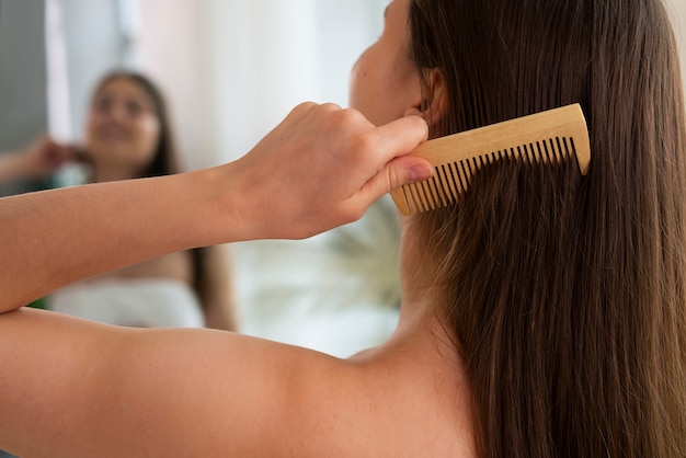 Routine notturna di colpi di capelli della donna di vista laterale