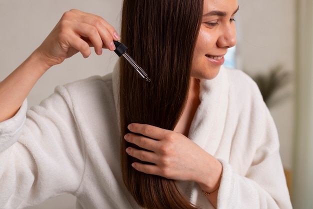 Routine notturna di colpi di capelli della donna di vista laterale