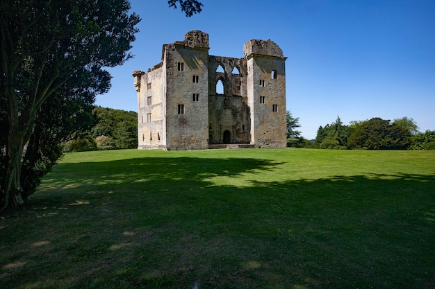 Rovine del vecchio castello di Wardour, Wiltshire, Regno Unito durante il giorno