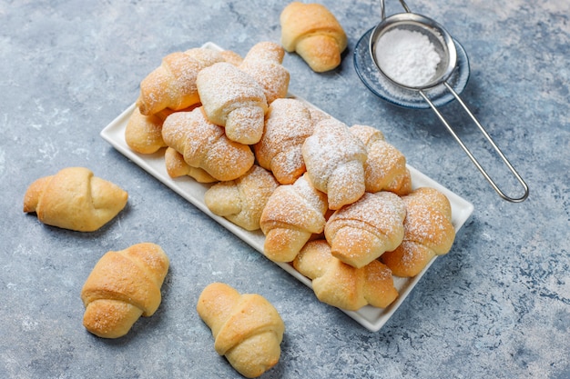 Rugelach fatto in casa con ripieno di marmellata, vista dall'alto