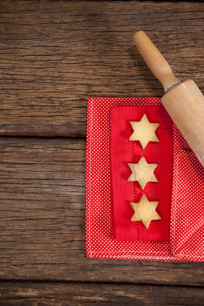 Rullo con i biscotti a forma di stella su un tavolo di legno