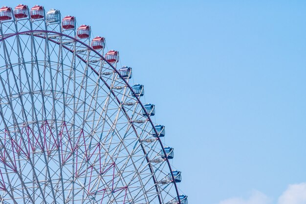 Ruota panoramica nel parco divertimenti