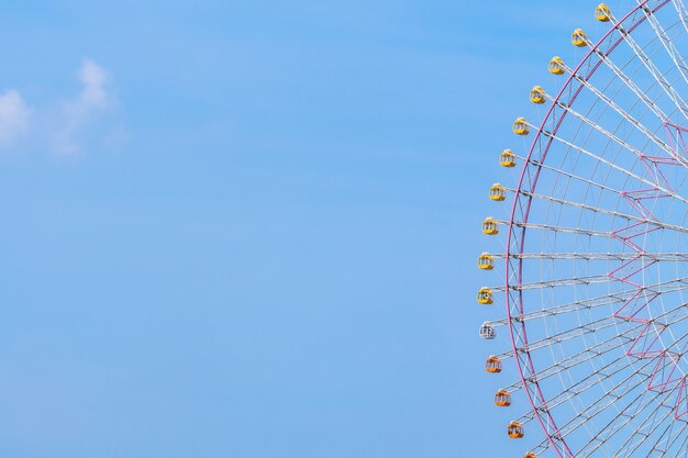 Ruota panoramica nel parco divertimenti