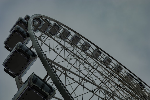 Ruota panoramica vuota durante il giorno nuvoloso piovoso ad un parco