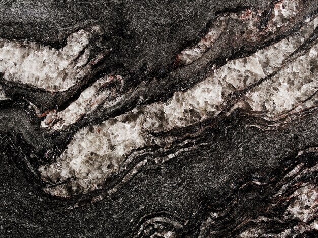 Ruvido bianco strutturato su sfondo nero roccia