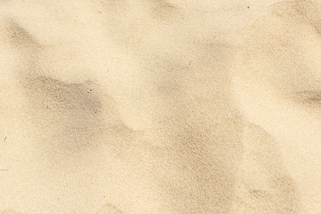 Sabbia gialla naturale sullo sfondo della spiaggia
