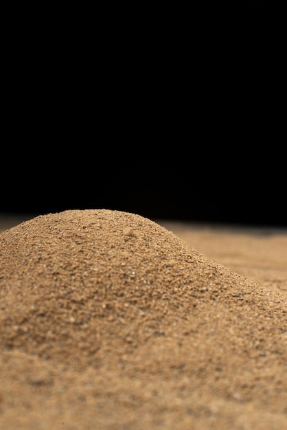 Sabbia marrone sulla parete nera