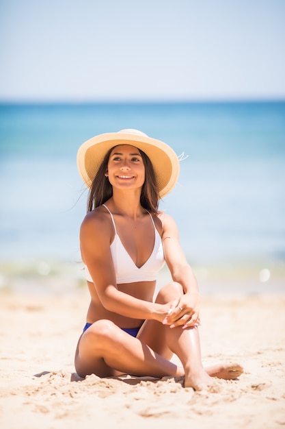 Sabbia mentre il tempo scorre tra le tue dita. Ragazza che tiene una priorità bassa del mare di sabbia. concetto di vacanza in climi più caldi, il viaggio al mare