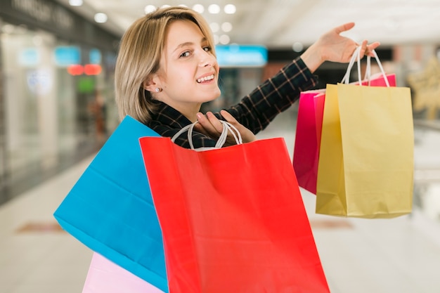 Sacchetti della spesa della tenuta della donna del primo piano