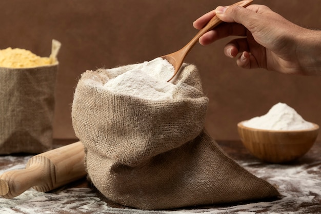 Sacchetti di ingredienti pieni di farina