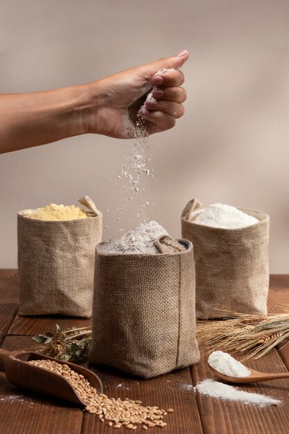 Sacchetti di ingredienti pieni di farina