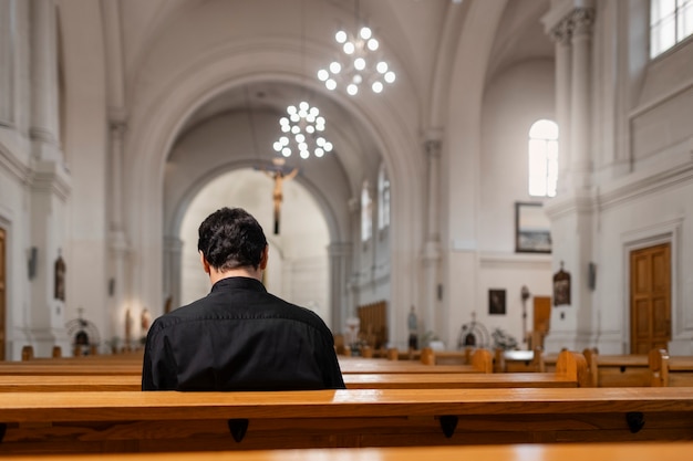 Sacerdote all'interno dell'edificio della chiesa