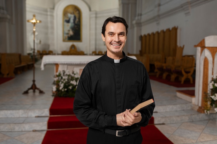 Foto gratuito sacerdote all'interno dell'edificio della chiesa