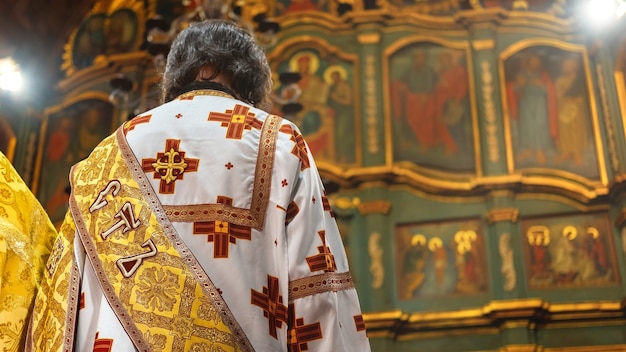 Sacerdote ortodosso che serve in una chiesa. Cerimonia matrimoniale