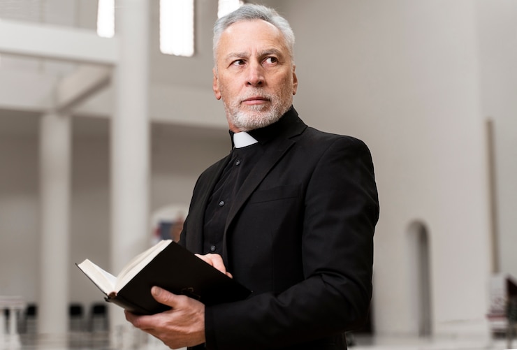 Foto gratuito sacerdote senior del colpo medio che tiene la bibbia