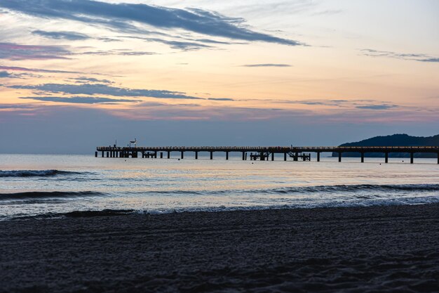 Sagoma di un ponte in mare al tramonto