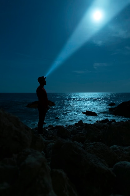 Sagoma laterale di un uomo che guarda il cielo