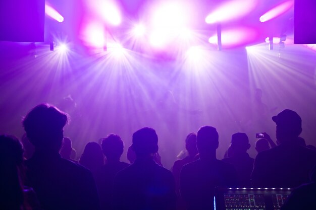 Sagome di banda rock sul palco al concerto.