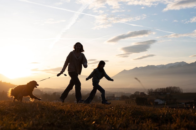 Sagome di famiglie in natura al tramonto