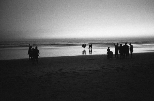 Sagome nella spiaggia al tramonto