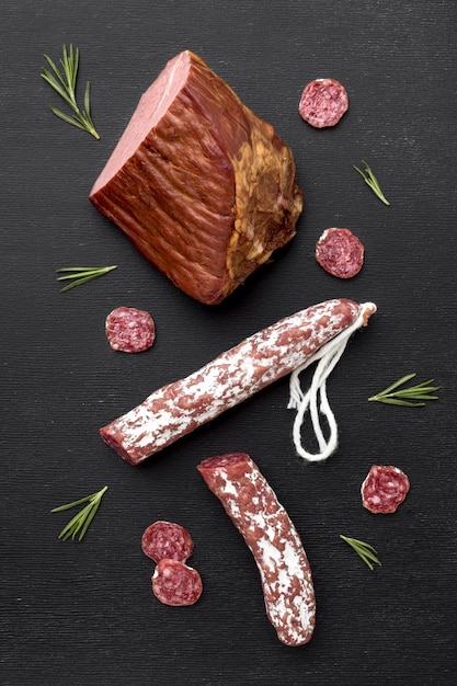 Salame e filetto di carne sulla scrivania