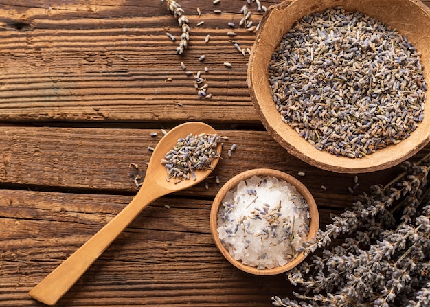 Sale e lavanda foglie schiacciate su fondo in legno