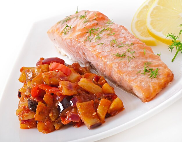 Salmone al forno con ratatouille di verdure