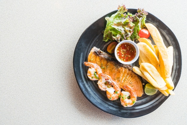 Salmone alla griglia e bistecca di gamberi