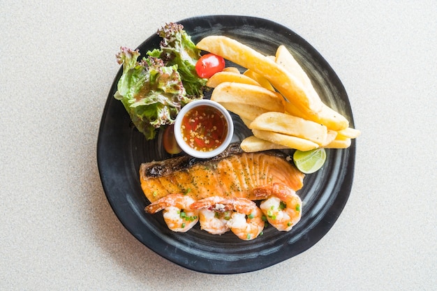 Salmone alla griglia e bistecca di gamberi