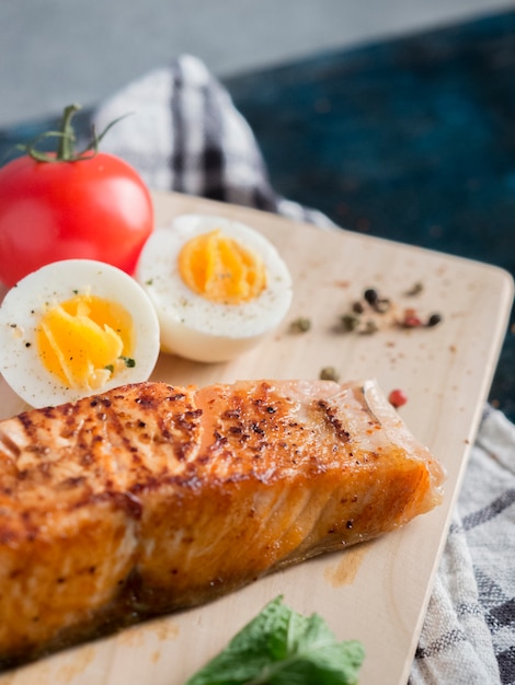 Salmone arrosto con uovo sodo sul tavolo