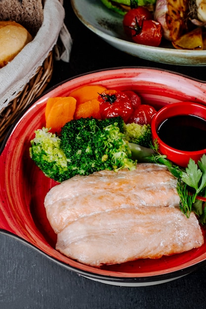 Salmone con broccoli pomodori carota e verdure