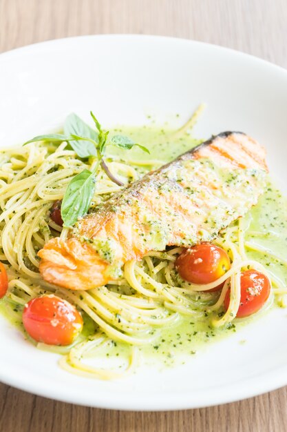 Salmone di pesto spaghetti